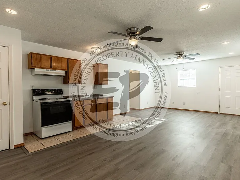 140 County Road 1604 — Photo 3
