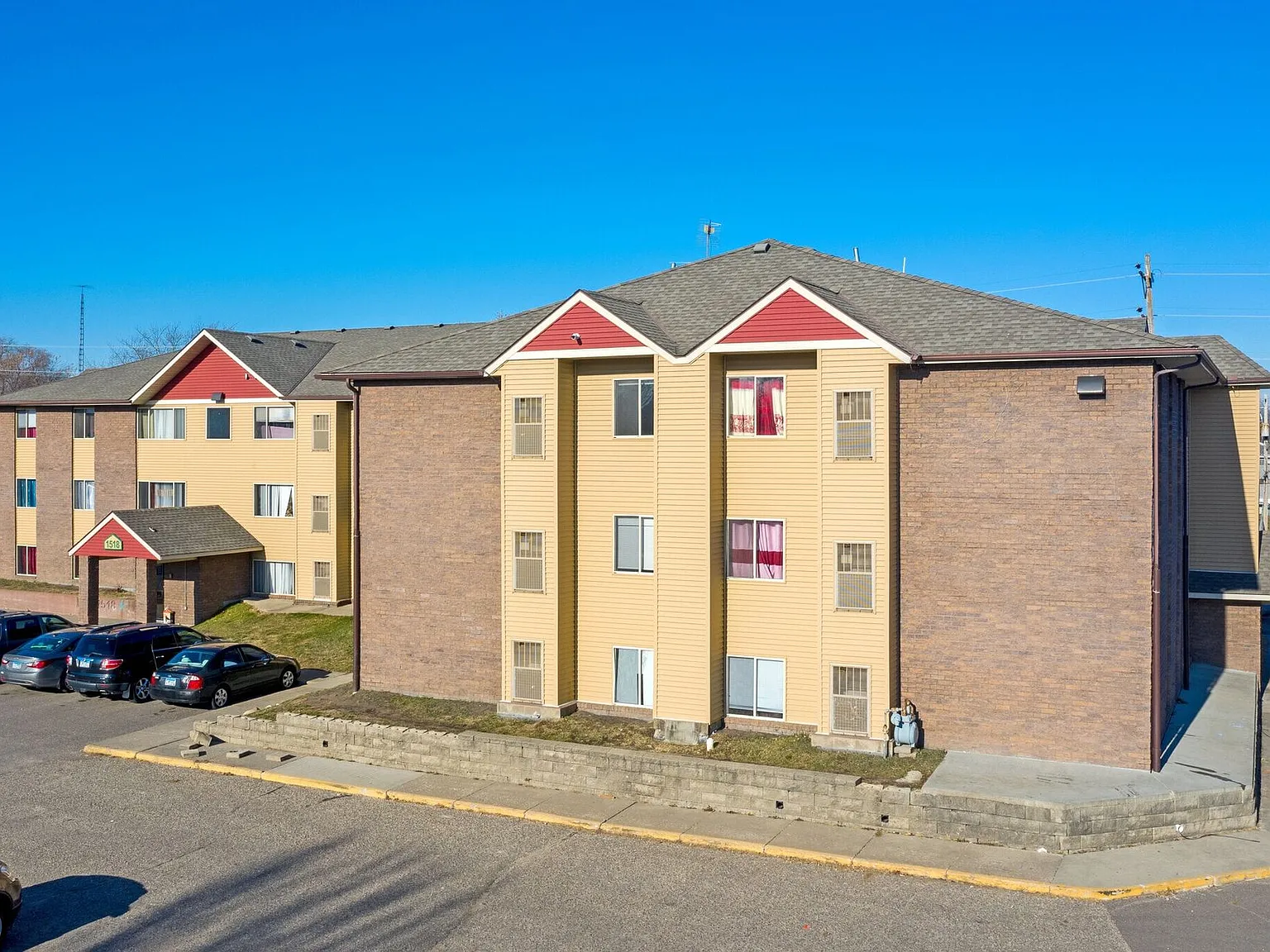 Ivy Apartments — Photo 2