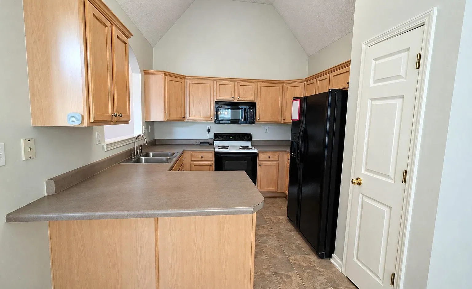 3 bed, 2.0 bath, 1501 sqft, $1,695 — Photo 4