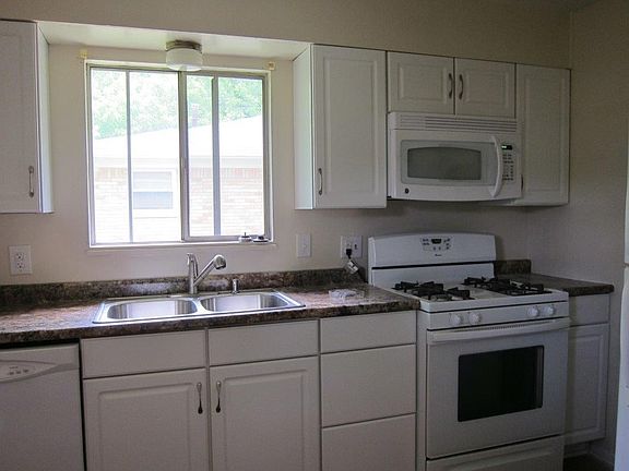 2nd image of 125 W Pinewood Dr