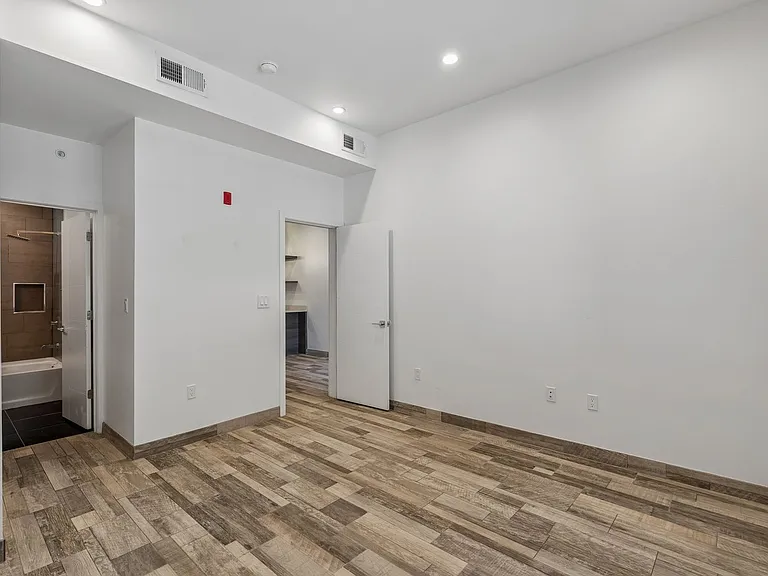 2028 E Fletcher St — Photo 29