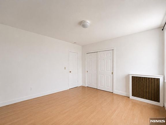 5th image of 201 45th St #504