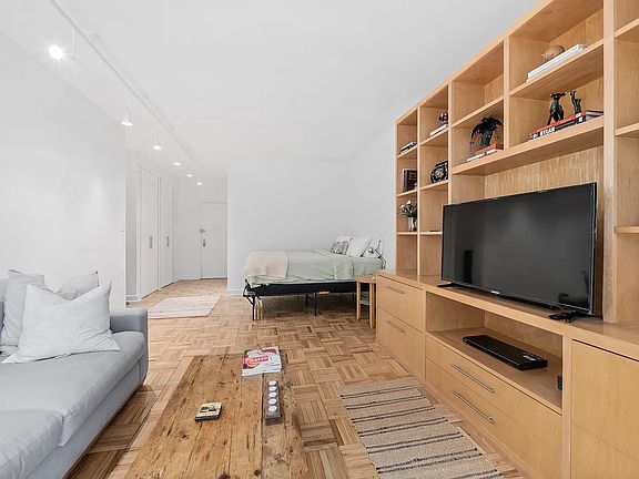 4th image of 360 E 72nd St APT B800