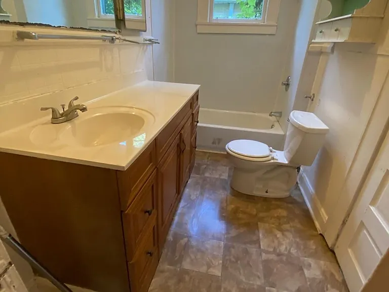 1214 Campbell St — Photo 3