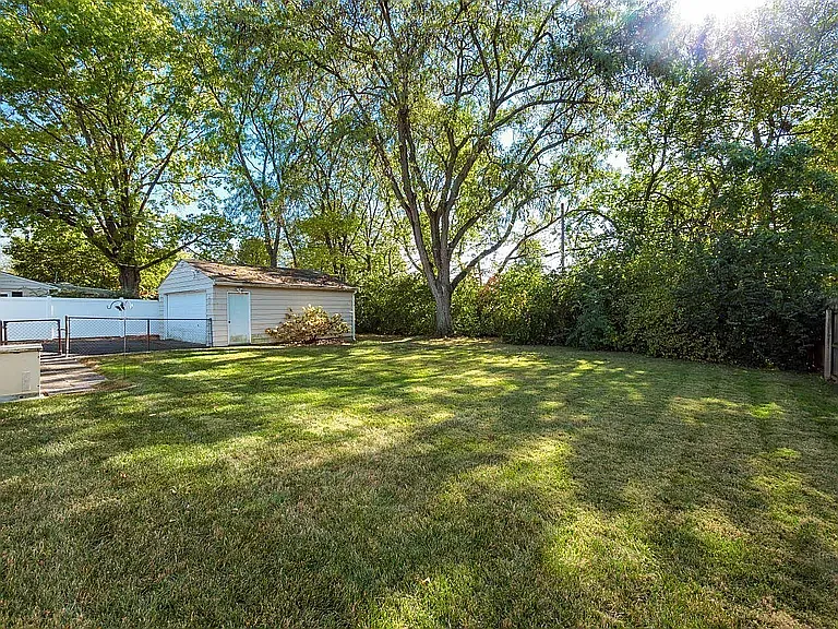2349 Beverly Pl — Photo 8