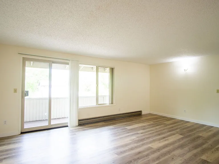 Free Rent Special: Spacious Top Flr 2bdr Flat, W/D Hk-Up, D/W, Tons Of Storage, Balcony! — Photo 4