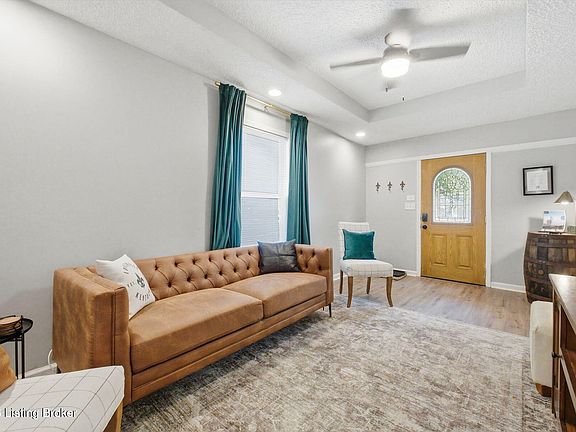 4th image of 823 Forrest St