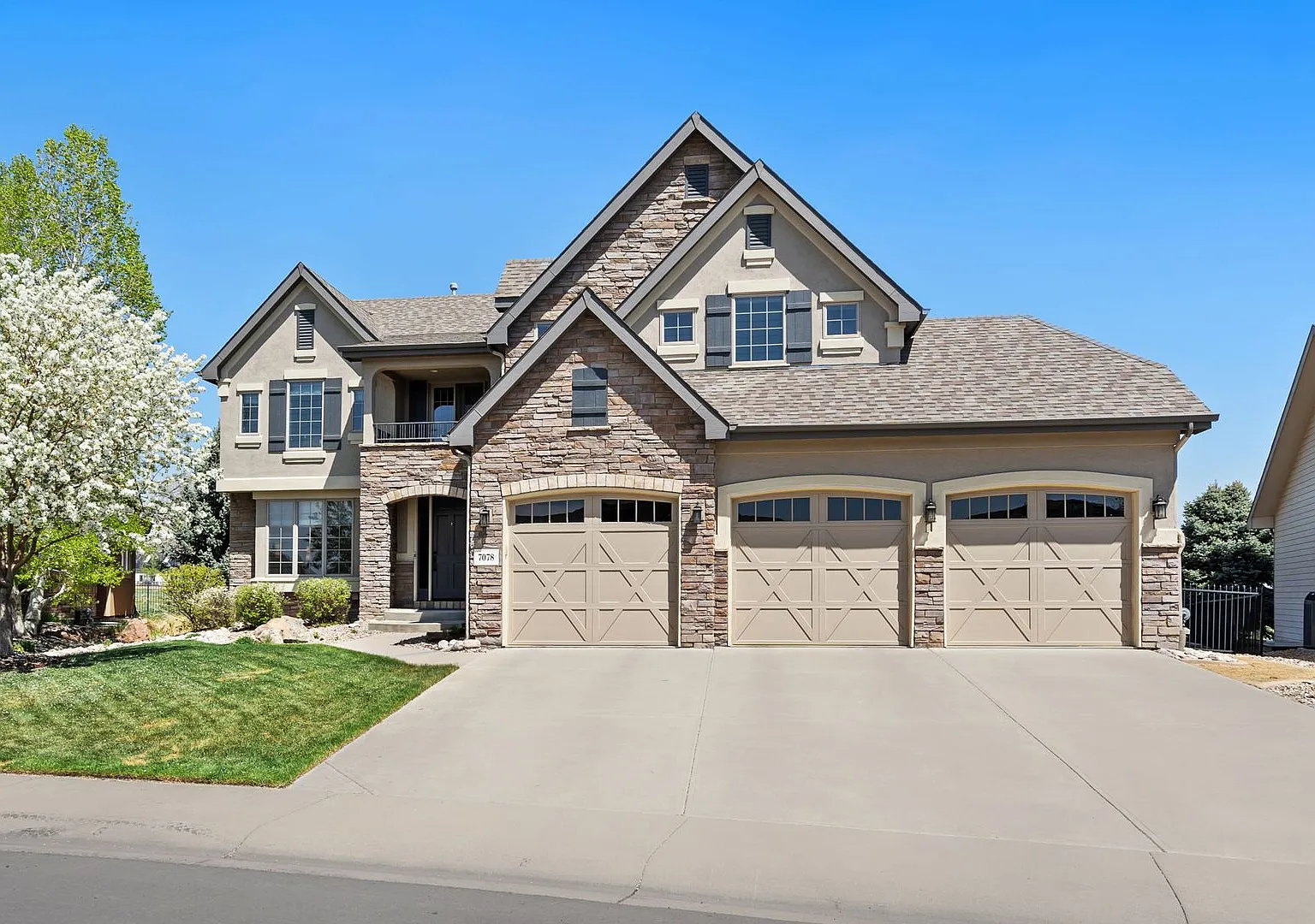 Beautiful 5 Bedroom Home in Windsor CO — Photo 3