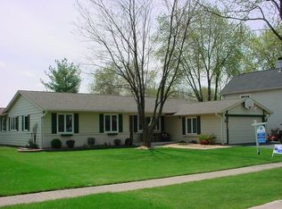 585 Yarmouth Rd, Elk Grove Village, IL 60007