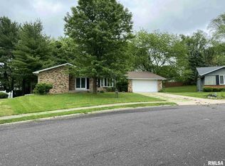 2111 Glenview Dr, Pekin, IL 61554