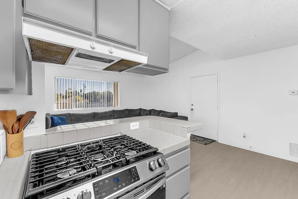 3 bed, 1046 sqft, $2,300 — Photo 4