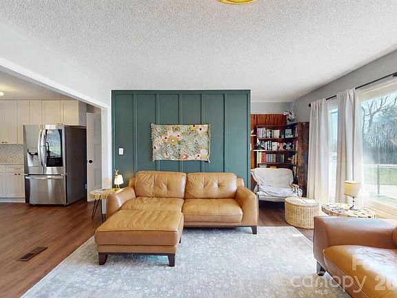 4th image of 2992 Greenleaf Rd