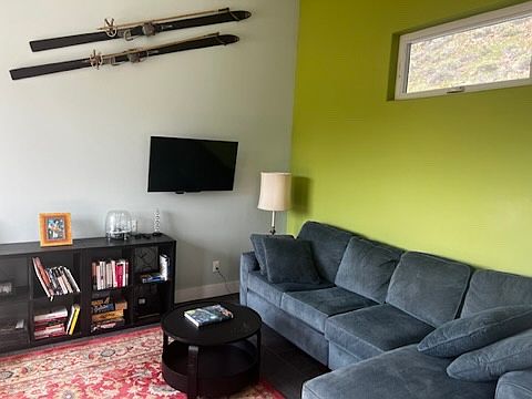 5th image of 10 Hillside Dr