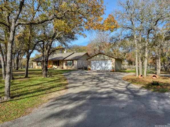 741 KILLARNEY RD, Floresville, TX 78114