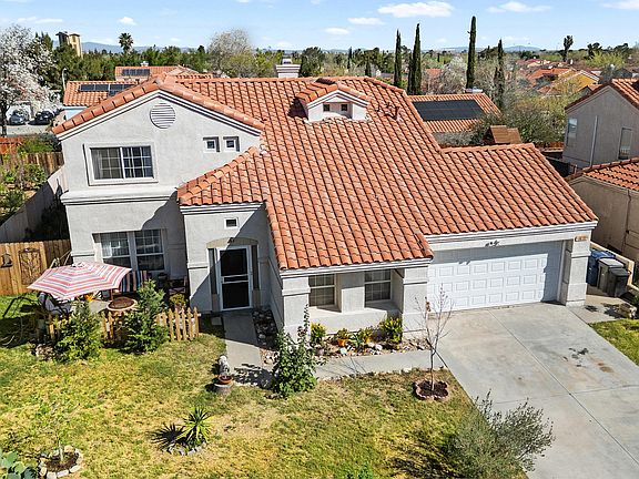 5th image of 1631 Roseglen Pl