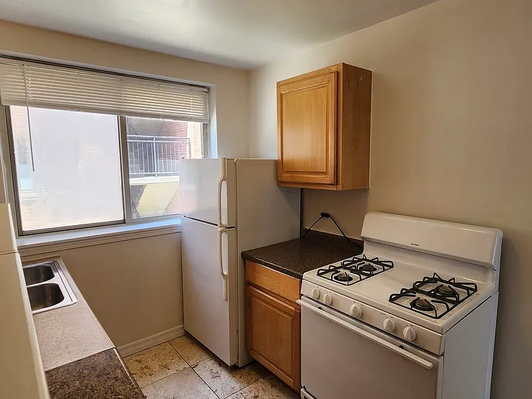 2243 W Farwell Ave — Photo 3