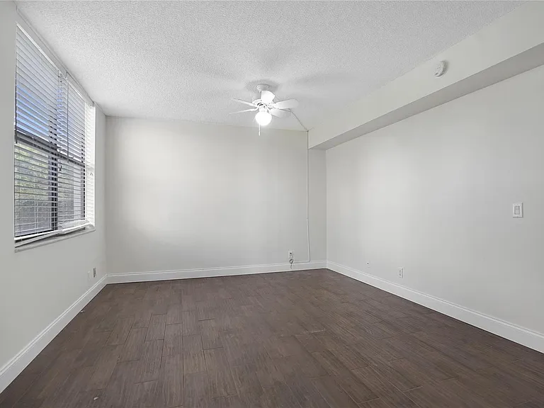 109 Lake Emerald Dr #110 — Photo 16