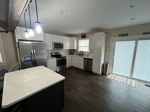 3rd image of 212 Floral Park