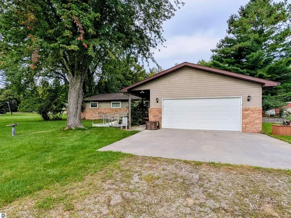 910 N Court St, Au Gres, MI 48703