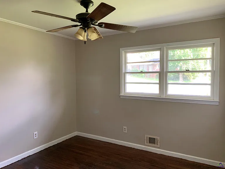 3240 Commodore Dr — Photo 10