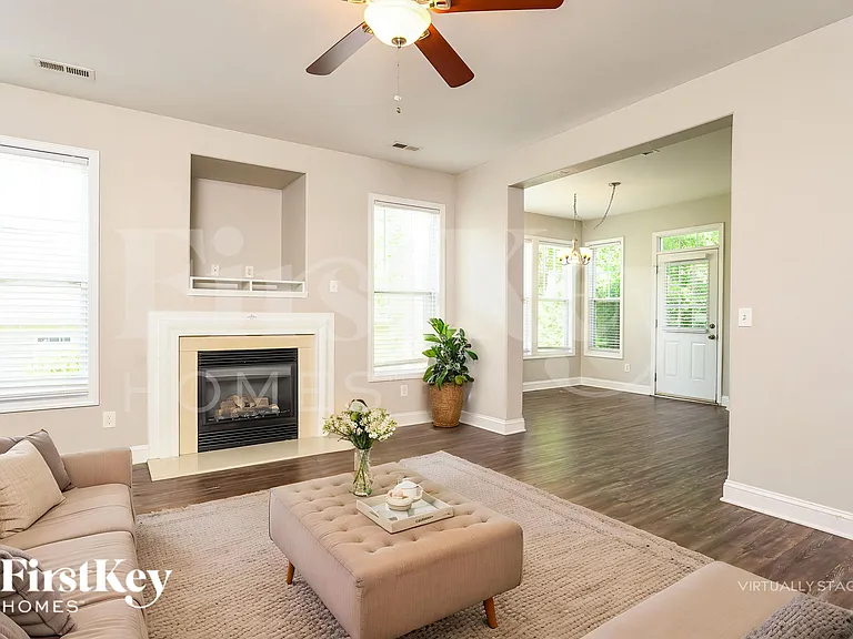 221 Bridgewater Dr — Photo 3