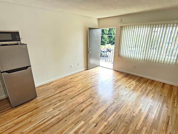 5th image of 11623 Darlington Ave #B9