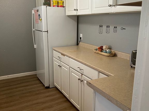 3rd image of 115 W 19th St #B