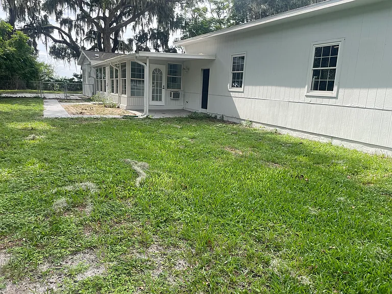1085 S Lake Ave — Photo 10