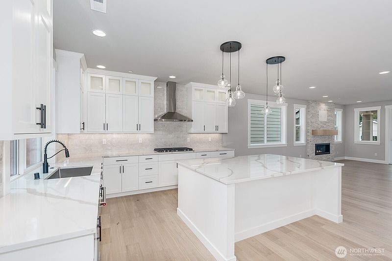 5th image of 20316 94th Drive NE