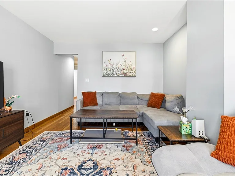 419 E 3rd St #1 — Photo 5