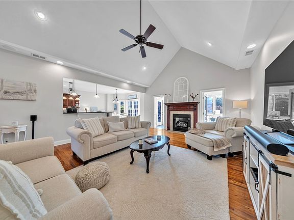 3rd image of 102 Country Walk Ln