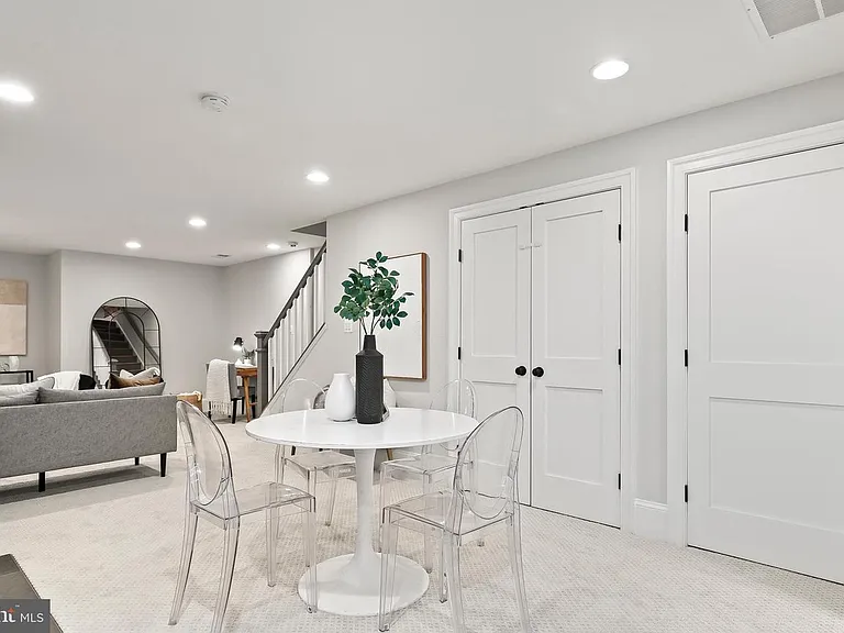 623 E St SE — Photo 39