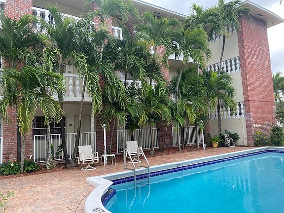 2nd image of 2550 NE 51st St #305