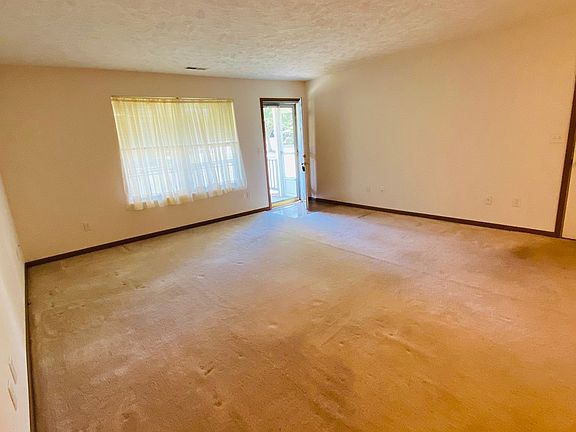 3rd image of 716 Scott Dr