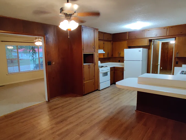 1351 N Stephens Ave — Photo 4