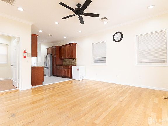 4th image of 158 Terrace Ave