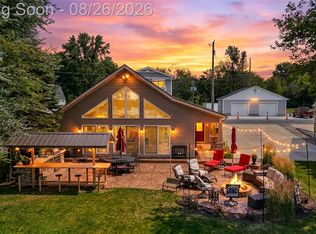 453 E Shore Dr, Whitmore Lake, MI 48189