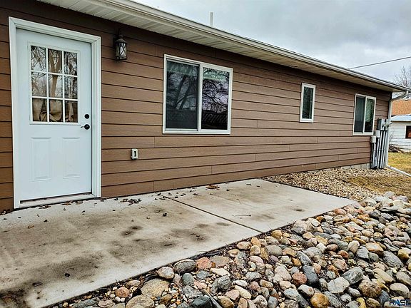 3rd image of 502 Silver Creek Cir
