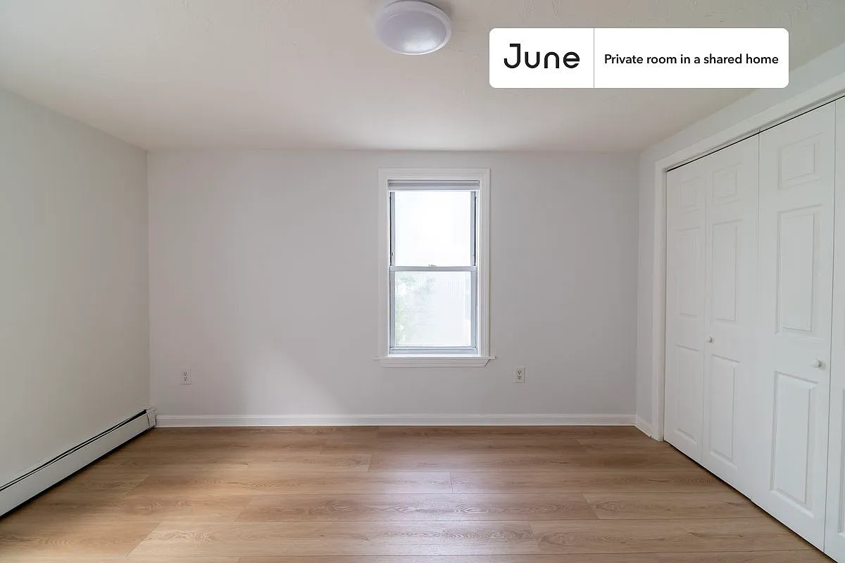 Queen bedroom in 4 bed/4 bath home in East Cambridge #1786 B — Photo 4