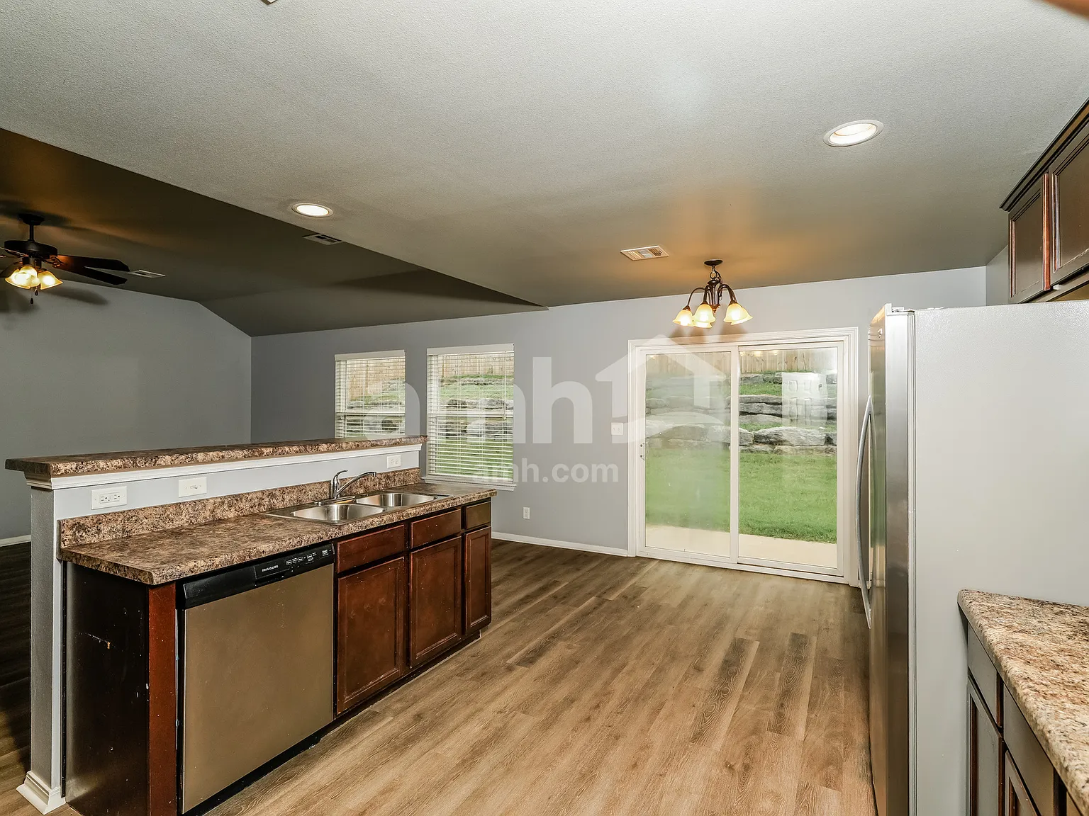 3 bed, 2.0 bath, 1610 sqft, $1,905 — Photo 4