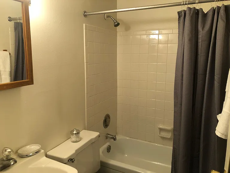 MAY RENT FREE - Sign on this Studio today! — Photo 8