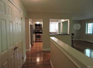 9 Essex Ct, Brookfield, CT 06804