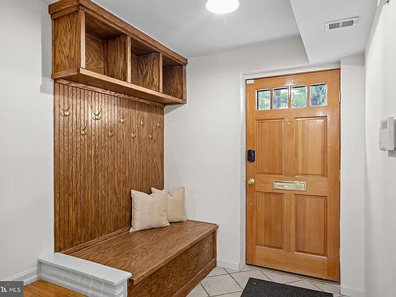 4th image of 714 Lombard St