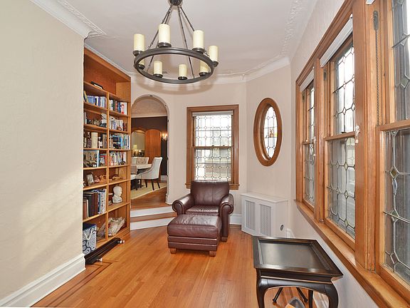 5th image of 266 E Beech St