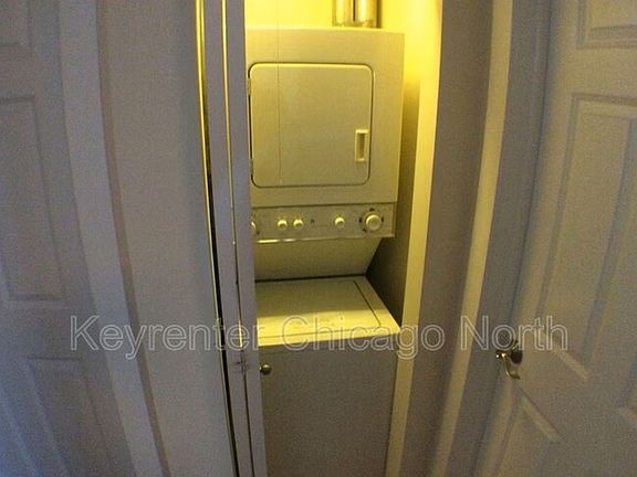 3rd image of 907 W Cornelia Ave APT 3N