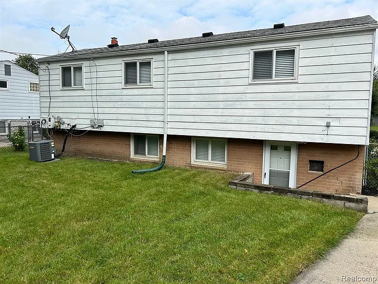 4472 Buchanan Ave — Photo 17
