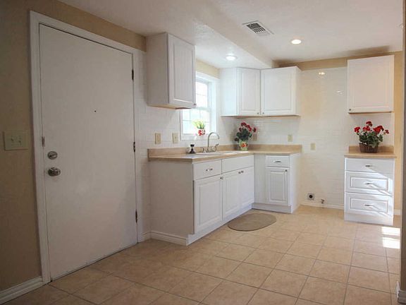 4th image of 906 Foxglove St