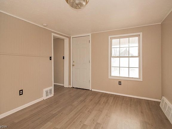 3rd image of 2030 Robin St Front 3