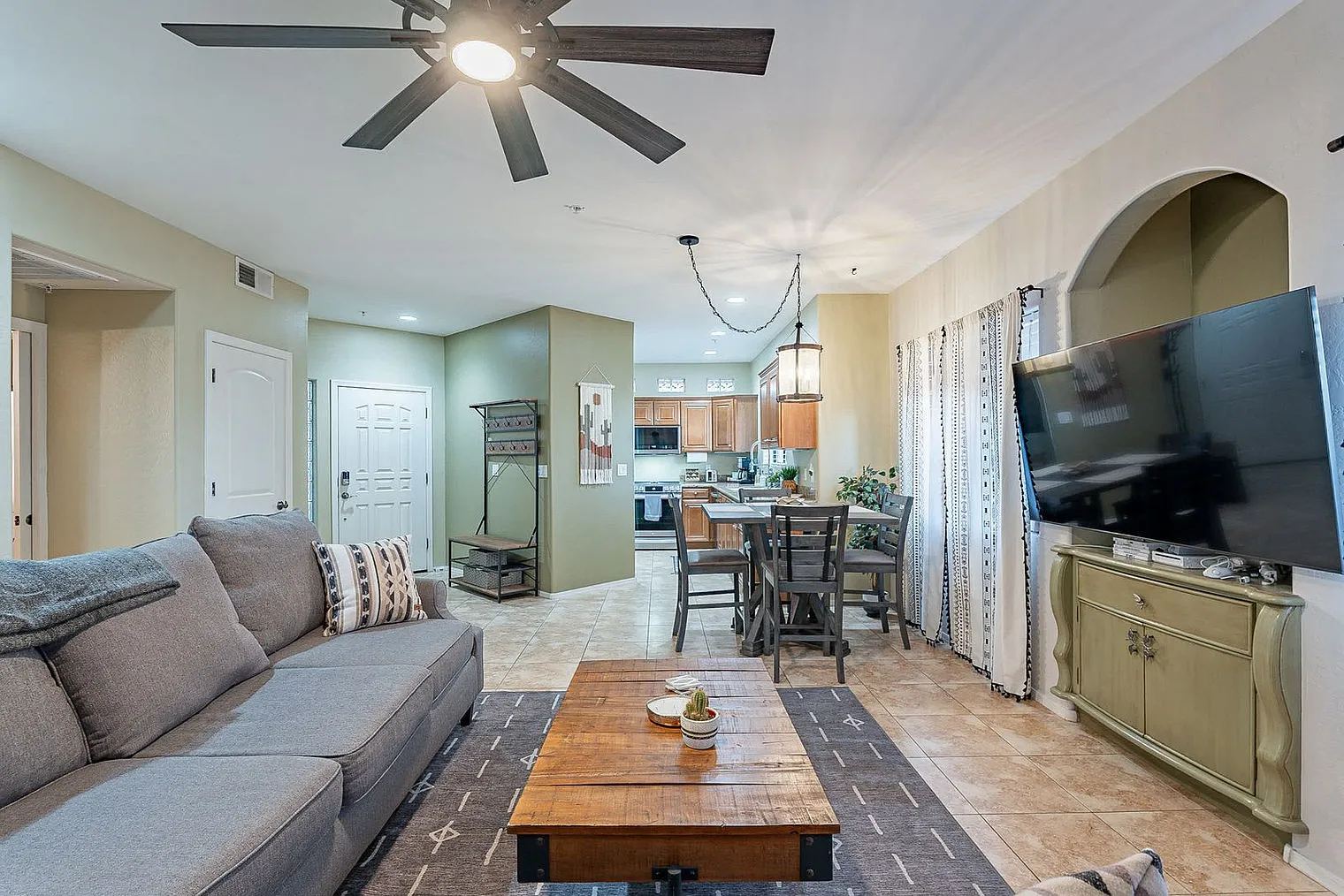 2 bed, 2.0 bath, 1097 sqft, $7,894 — Photo 1