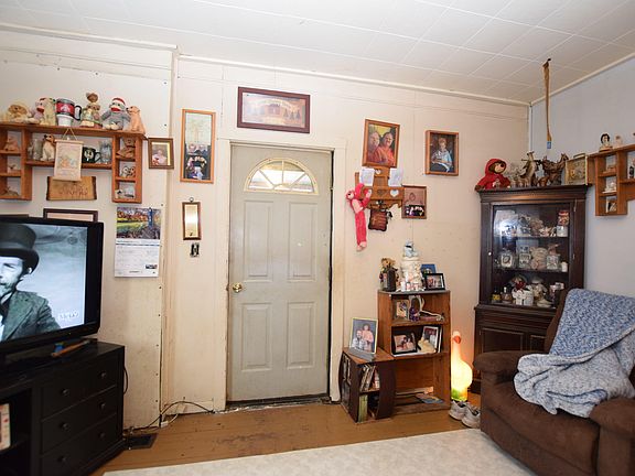 3rd image of 482 Gwynne St